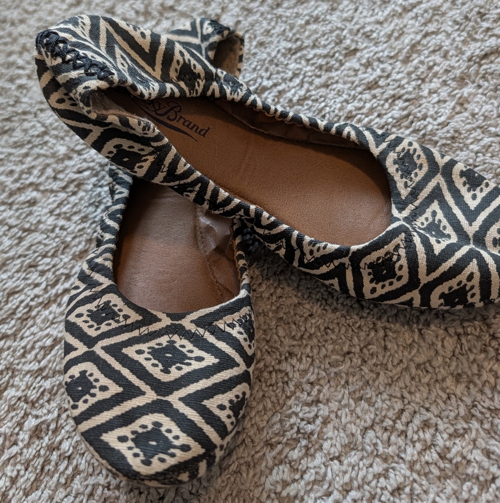 Lucky Black & White Flats